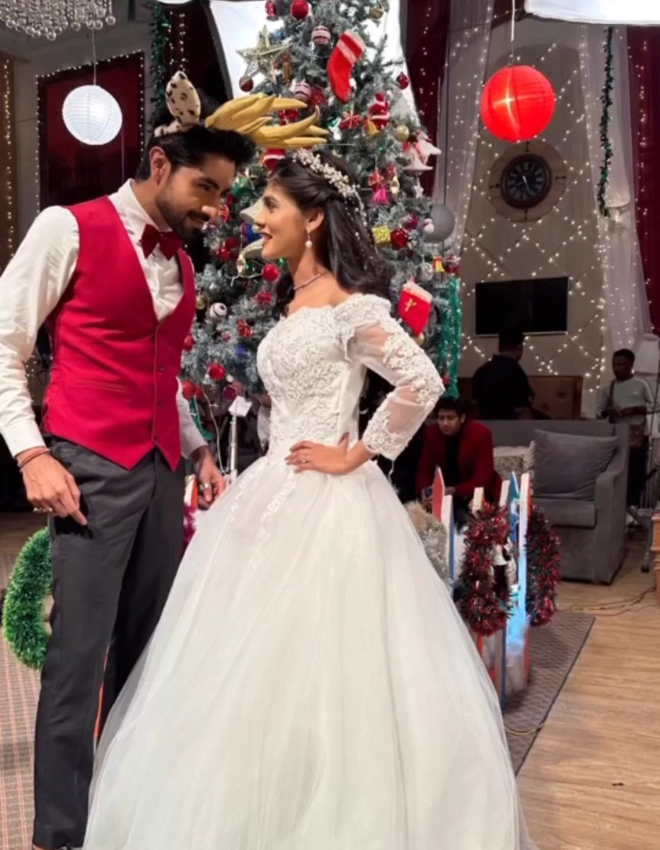 Ch_Pavani13's tweet photo. H 💕 from P's 🌻 mobile always hits different 🥺❤️😌

Their Bond is special in EO life 🤞🥰🧿

He looks like naughty,cutieee,
kiddoo in her BTS,stories 🤏🫠♥️

The comfort level they have 🥹💘😭

"H" is everywhere in the reel 🌚

#HarshadChopda 
#PranaliRathod
#Harshali
#AbhiRa https://t.co/0rcMO1Rje4