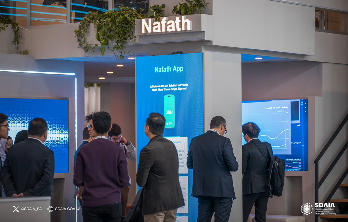 SDAIA_SA's tweet image. جانب من زيارة المهتمين بالتقنيات الحديثة والحلول المبتكرة في البيانات والذكاء الاصطناعي لجناح #سدايا في معرض #SCEWC23. في برشلونة