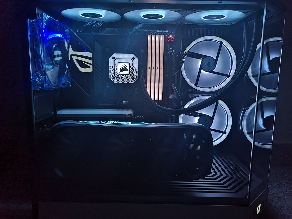 Das neue, pumpende ❤️ während den streams! In den letzten Tagen von mir selbst zusammengebaut.

🖥: Intel i9-13900K, Zotac RTX 4070 Ti Trinity, Corsair Vengeance 64 GB DDR5-5600, Asus ROG Strix Z790-E, HYTE Y60, 1200W Thermaltake Toughpower GF3, 360mm Corsair H150i CAPELLIX