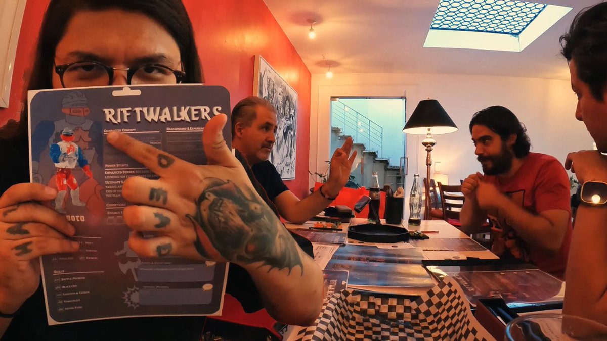 RolePerSecond's tweet image. Nos juntamos a probar RiftWalkers, el #juegoderol que está desarrollando @TheDeathDieClu1 te cuento un poco sobre él y te muestro sus componentes prototipo. Además, mira nuestras reacciones mientras nos entrega el loot de GenCon 2023 junto a @AilusAlatriste e  @IndieMazeUP +