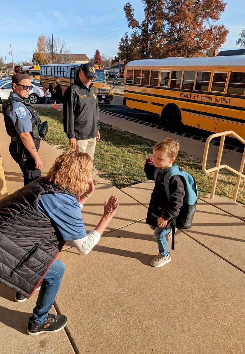 We are thankful to start our day with @PevelyPolice and Pevely City Hall members, welcoming kids out of their cars and off the bus! It's High-Five Thursday! 🚔👋♥️ #GoBlackcats #High5Thursday @BlackcatDrivers @MichelleLiles @Mr_Dixon11