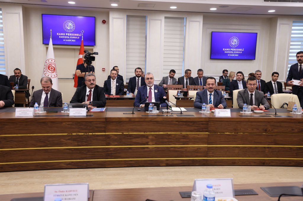 AhmetAYDIN_02's tweet photo. Kamu personel mevzuatı ve kamu yönetimi uygulamalarının değerlendirilmesi, sosyal diyaloğun gelişmesi, ortak çalışmaların yürütülmesi ve etkin danışmayı sağlamak üzere, Sn. Bakanımız Vedat Işıkhan başkanlığında Kamu Personeli Danışma Kurulu toplantımızı gerçekleştirdik. https://t.co/GKcBME9RqG