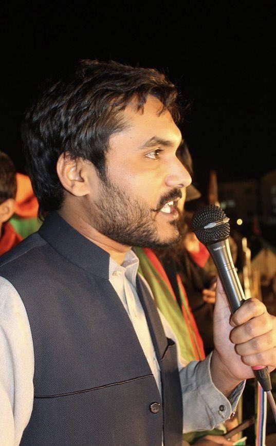 ChauderyArslan's tweet photo. تو رہ نورد شوق ہے ، منزل نہ کر قبول 
ليلي بھي ہم نشيں ہو تو محمل نہ کر قبول 
اے جوئے آب بڑھ کے ہو دريائے تند و تيز 
ساحل تجھے عطا ہو تو ساحل نہ کر قبول 
کھويا نہ جا صنم کدہ کائنات ميں 
محفل گداز ! گرمي محفل نہ کر قبول 
صبح ازل يہ مجھ سے کہا جبرئيل نے 
جو عقل کا غلام ہو ، وہ دل نہ کر قبول 
باطل دوئي پسند ہے ، حق لا شريک ہے 
شرکت ميانہ حق و باطل نہ کر قبول! 

(علامہ محمد اقبال )

9 نومبر 2014 ..آج سے نو سال قبل اپنے قائد عمران خان کے ھمراہ یومِ اقبال کی ایک یادگار۔
انشاللہ علامہ اقبال کے افکار کی پیروی کرتے ھوۓ،قومی غیرت و خودداری کو فروغ دیتے ھوۓ پاکستان کو آزاد خودمختار اسلامی فلاحی ریاست بنانے کے لیے اپنی تمام تر توانائیاں صَرف کریں گے۔

#IqbalDay