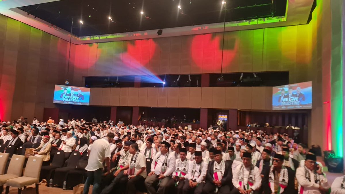 Fahrihamzah's tweet photo. Terima kasih pak ⁦@prabowo⁩ tadi menyumbang Rp. 5 Milyar langsung kepada rakyat palestina dalam acara #ILovePalestine sore tadi. Acara dihadiri sekitar 1000 tokoh, ustadz  dan ulama Banten, Jakarta dan Jawa Barat. #FreePalestine https://t.co/wW9U9nU0QI