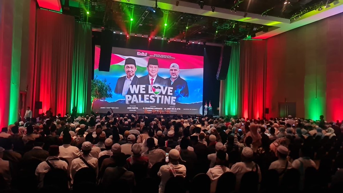 Fahrihamzah's tweet photo. Terima kasih pak ⁦@prabowo⁩ tadi menyumbang Rp. 5 Milyar langsung kepada rakyat palestina dalam acara #ILovePalestine sore tadi. Acara dihadiri sekitar 1000 tokoh, ustadz  dan ulama Banten, Jakarta dan Jawa Barat. #FreePalestine https://t.co/wW9U9nU0QI