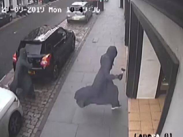 Bandidos fantasiados de dementadores, do filme Harry Potter, invadem e assaltam joalheria.