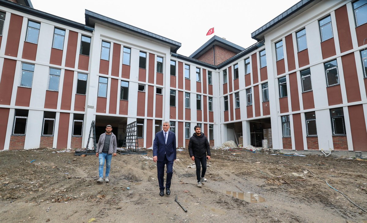 Sakarya İmam Hatip Lisesi’nin inşaatında incelemelerde bulunduk.

Çalışmalarda sona gelinen okulun şehrimiz ve gençlerimiz için hayırlı olmasını diliyorum.