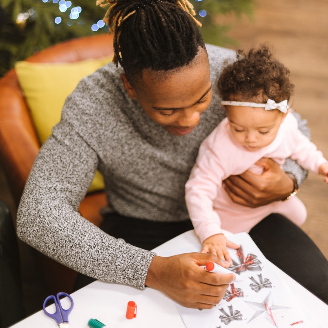 Familydaysout's tweet image. Create some DIY home decor items together. It's fun and adds a personal touch to your home! 🏠✨🖼️ #DIYDecor #FamilyProject #HomeSweetHome