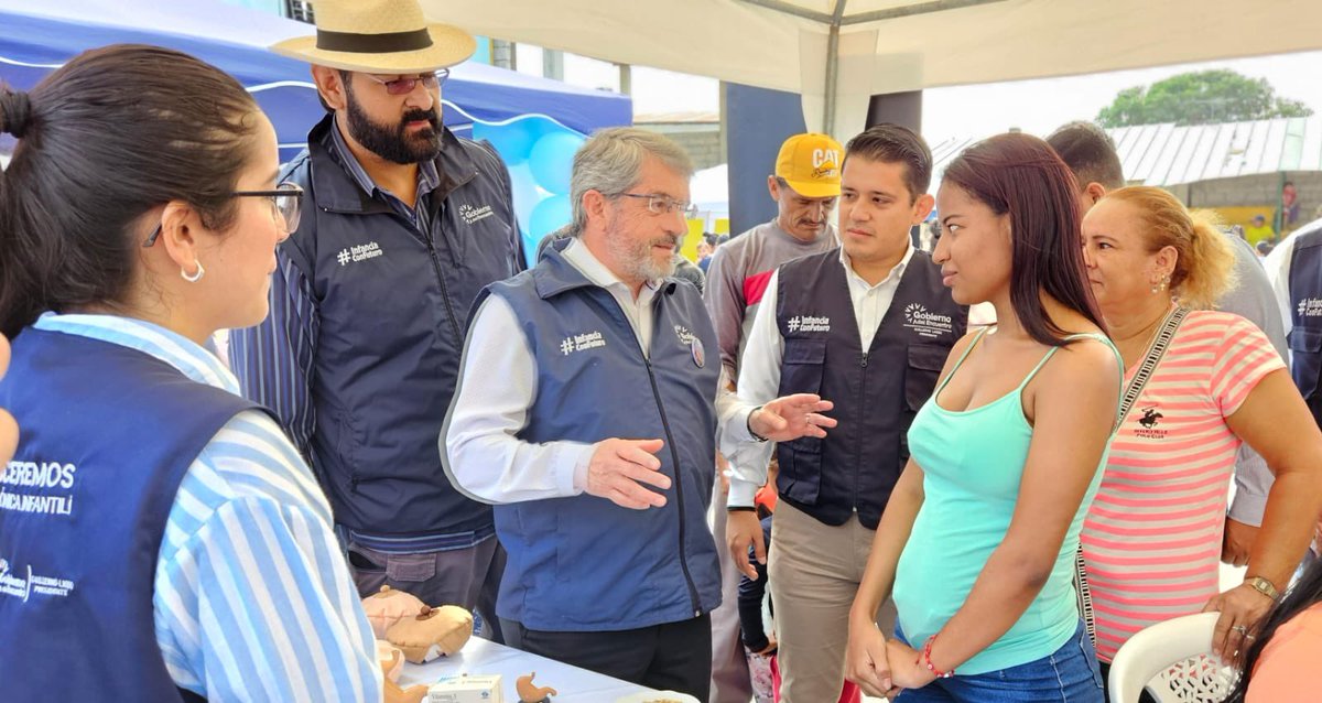 Salud_Ec's tweet photo. #900DíasJuntos | Hoy la Caravana #InfanciaConFuturo llegó a  #PuenteLucía en #Guayas. El ministro de  @Salud_Ec, @PepeRuales, participó de la campaña de vacunación 💉 contra la #Influenza. https://t.co/0eJWvhIhSN