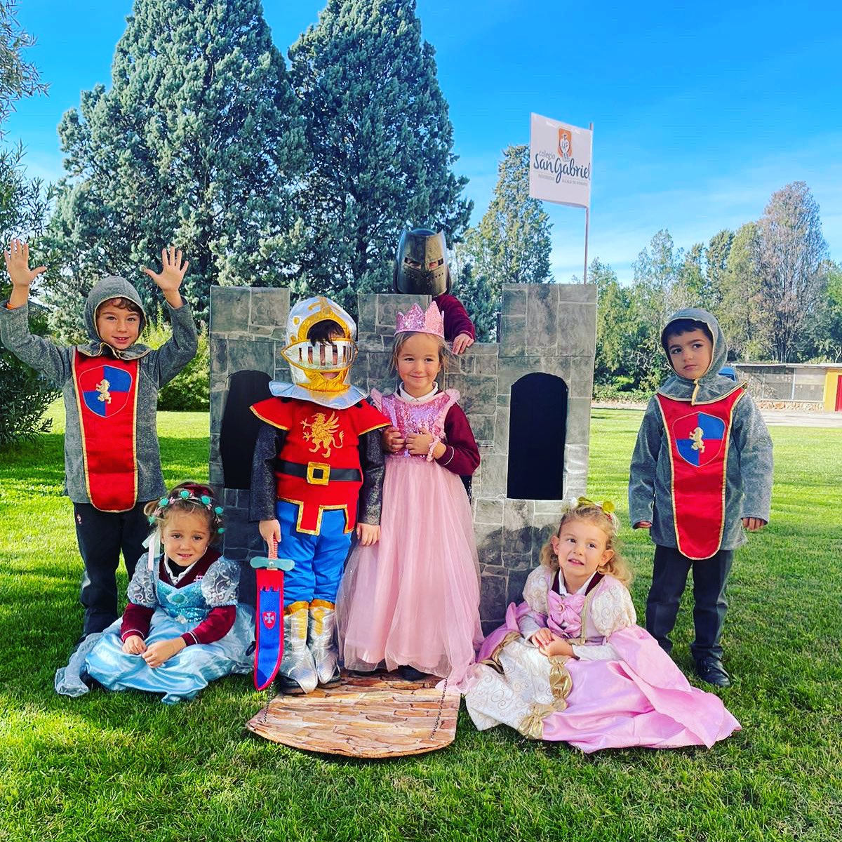 Gracias a un papá convertido en Rey Jorge 🤴… ¡podemos seguir jugando a caballeros y princesas en este gran castillo! 🏰

#infantilSG #educaresnuestrapasiónSG