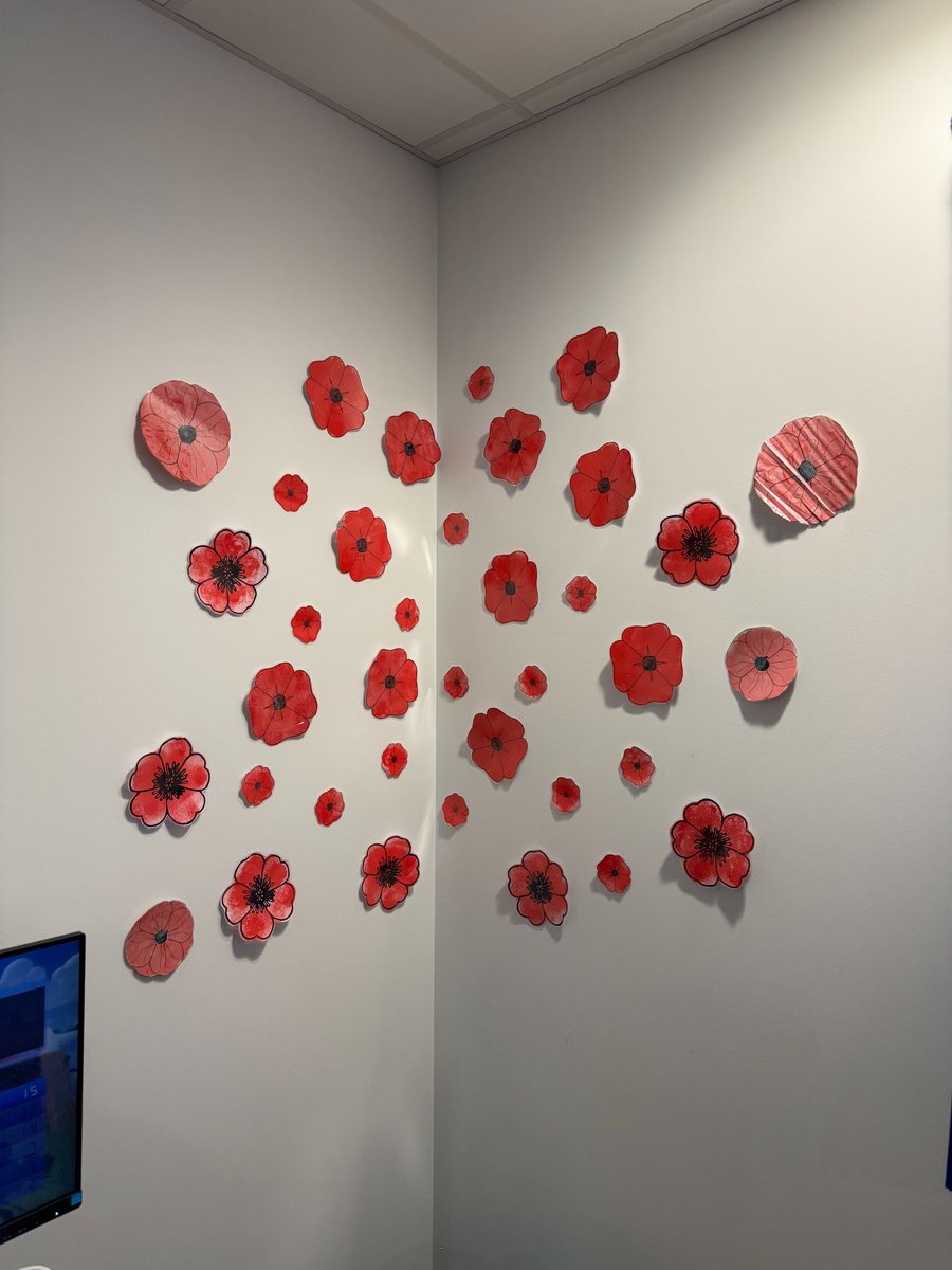 Supported by our play team, children on Gate 46 have been making poppies today as an act of remembrance, in honour of our Armed Forces community, past and present ❤

#lestweforget2023 #MidYorksNHS #PlayInHospital