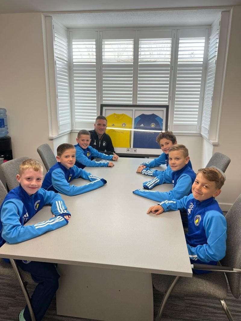 Our U10SB team went to visit their kit sponsor
<a href="/FJBlinds/">Fraser James Blinds</a> and presented them with signed shirts as thank you for their support this season, amazing work guys! @SolihullMoorU10 <a href="/SkyBlueSam87/">Sam</a>