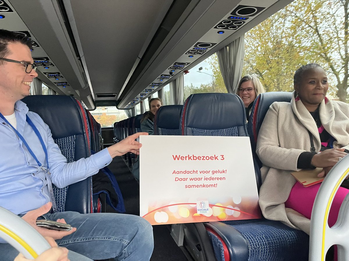 AnneDuyn's tweet photo. Aandacht voor geluk, met respect voor jezelf, de ander en het pand. Niet kijken bij vrijwilligers welk plekje vrij is maar wat heeft de vrijwilliger nodig en daar het werk op aanpassen. PieterBrueghelHuis Veghel. #PlatformSociaalDomein
#SocialeToer https://t.co/O4NWNDoNtt