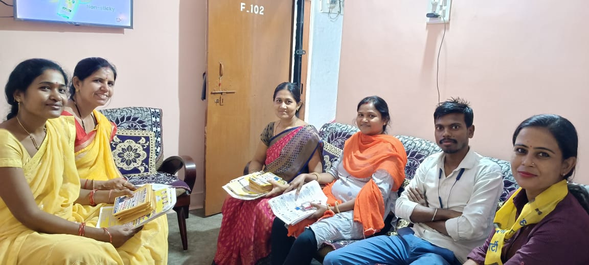 SanjayKumarCyss's tweet photo. @AamAadmiParty के रायपुर पश्चिम विधानसभा क्षेत्र से प्रत्याशी @NandanKumarAAP जी के समर्थन में बूथ प्रभारियों के घर जाकर मीटिंग किया।
सभी बूथ प्रभारियों का कहना है की रायपुर की जनता बड़े बदलाव के लिए तैयार है
17 नवंबर वोटिंग वाले दिन का इंतजार है।
@ArvindKejriwal @shivcharangoel https://t.co/Fla3nPjZDt
