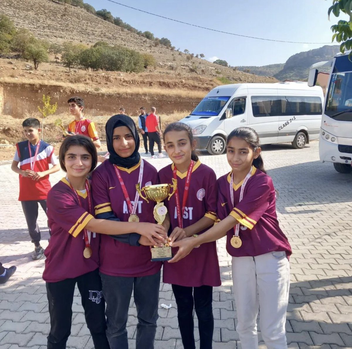 ImamSavur's tweet photo. Yıldız Kızlar Atletizm takımımız ilçe yarışmasında birinci olmuştur. Öğrencilerimizi ve öğretmeniz Hacı Aykal’ı başarılarından dolayı tebrik ederiz. 
@mardinilmem 
@Murat69_Demir 
@SavurMem 
@avnisengul80 https://t.co/hUpID2dPkN