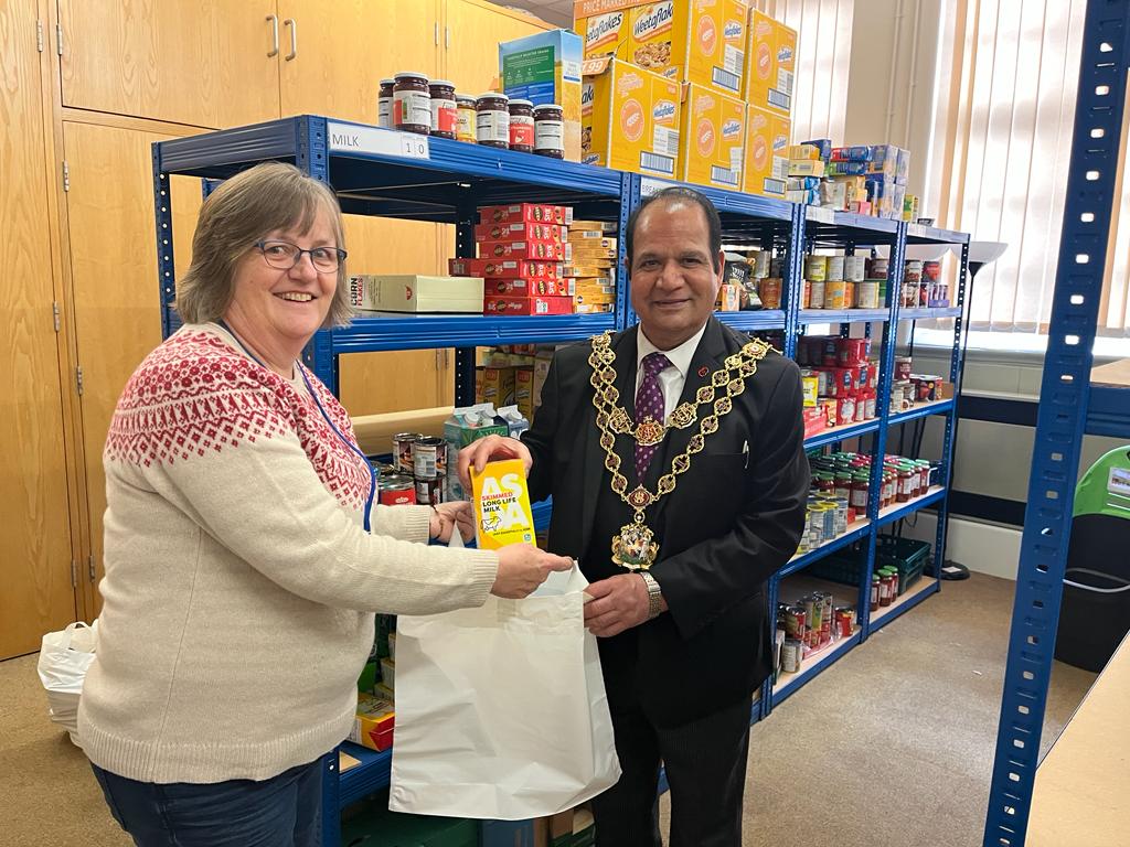 BrumLordMayor's tweet photo. During this #CostofLivingWeek, I felt it important to attend a @WarmWelcome_UK food bank, lend a hand, and learn about the issues that they face 🥫

Warm Welcomes are more important than ever and the work being done demonstrates the heart and soul of Birmingham ❤️

#HelpinBrum https://t.co/eH8iMhhU17