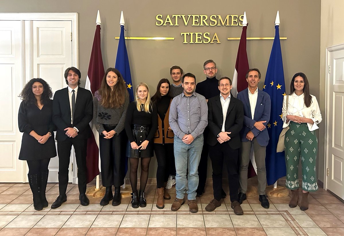 Šodien Satversmes tiesu apmeklēja <a href="/EJTN_eu/">European Judicial Training Network</a> starptautiskās programmas dalībnieku grupa. <a href="/Satv_tiesa/">Satversmes tiesa</a> Juridiskā departamenta vadītājs jaunos tiesnešus un prokurorus iepazīstināja ar <a href="/Satv_tiesa/">Satversmes tiesa</a> funkcijām, vēsturi un aktuālo judikatūru.