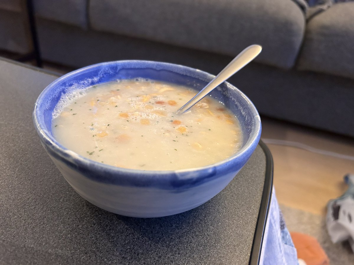 Blue_F_Phoenix's tweet photo. 自分で作ったボウルで朝スープ。陶芸はハマる

＃陶芸　＃朝ご飯　#pottery #bowl #soupforbreakfast https://t.co/54tBbaaXri