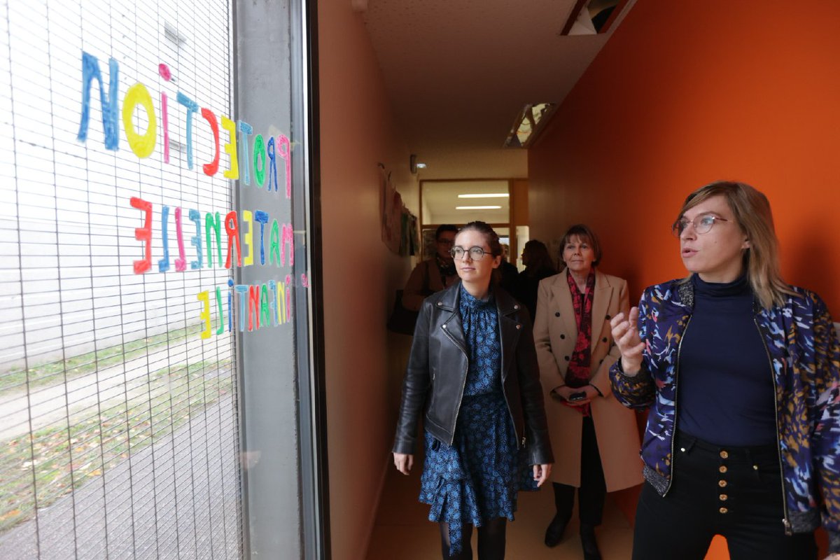 A la crèche des Poteries à Strasbourg, les professionnels innovent pour mieux permettre l'épanouissement des tout-petits.

Vainqueurs de la Girafe d'Or, je m'étais engagée à venir pour échanger avec eux : le bien-être des professionnels est directement lié à celui de nos enfants.