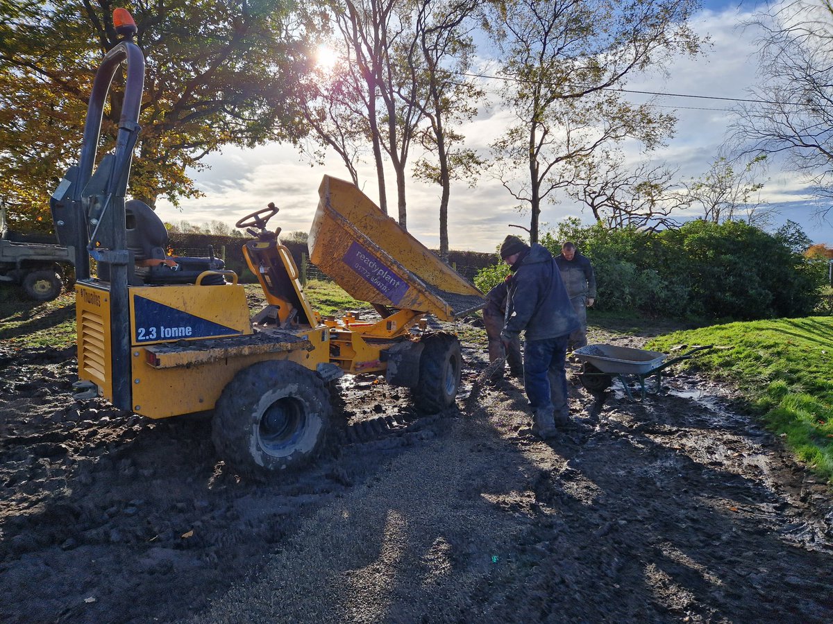 ChorleyGolfClub's tweet image. 9/11
Quite a nice day for a change until the showers arrived this afternoon. But the decent dry morning meant we got the drains stoned up and 15 tonnes of sand spread over the site, ready to be rotovated in tomorrow.
@DiggerduncTPL scraping the wet spoil away, spreading the sand.