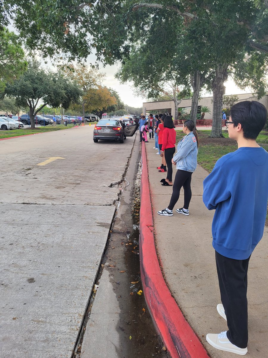 Today Juniors got to help with drop off at Dulles Elementary. Another great day to be a Viking! <a href="/DE_Vikings/">Dulles Elementary</a> <a href="/DHS_Vikings/">Dulles High School</a>