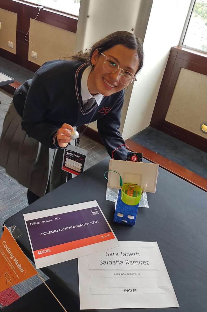 UliaYemail's tweet image. ¡Qué alegría ver tanto ingenio! En el #CodeFest, no sólo se ve refleja la gran labor de docentes #CodingHubMasters sino también la dedicación y el talento de niñas y niños de Bogotá, que se preparan  en pensamiento computacional y en inglés. ¡Felicitaciones!
