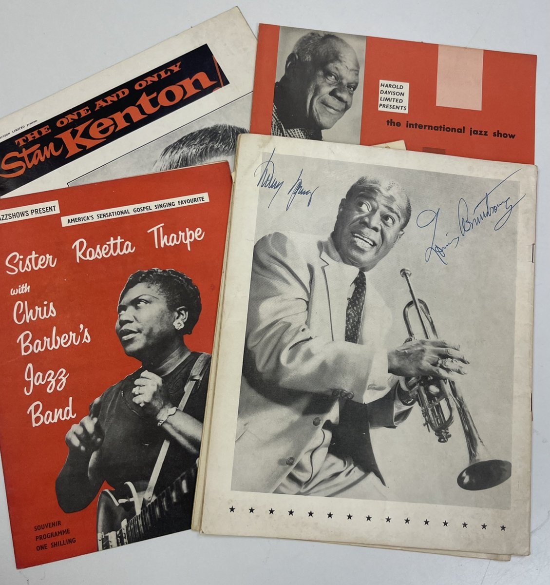 Just consigned is this lovely signed British tour programme for beloved jazz trumpeter and vocalist Louis Armstrong.

The programme has been discovered at The Lichfield Auction Centre and goes under the hammer on Monday 20th November.

Read more here- richardwinterton.co.uk/news/programme…