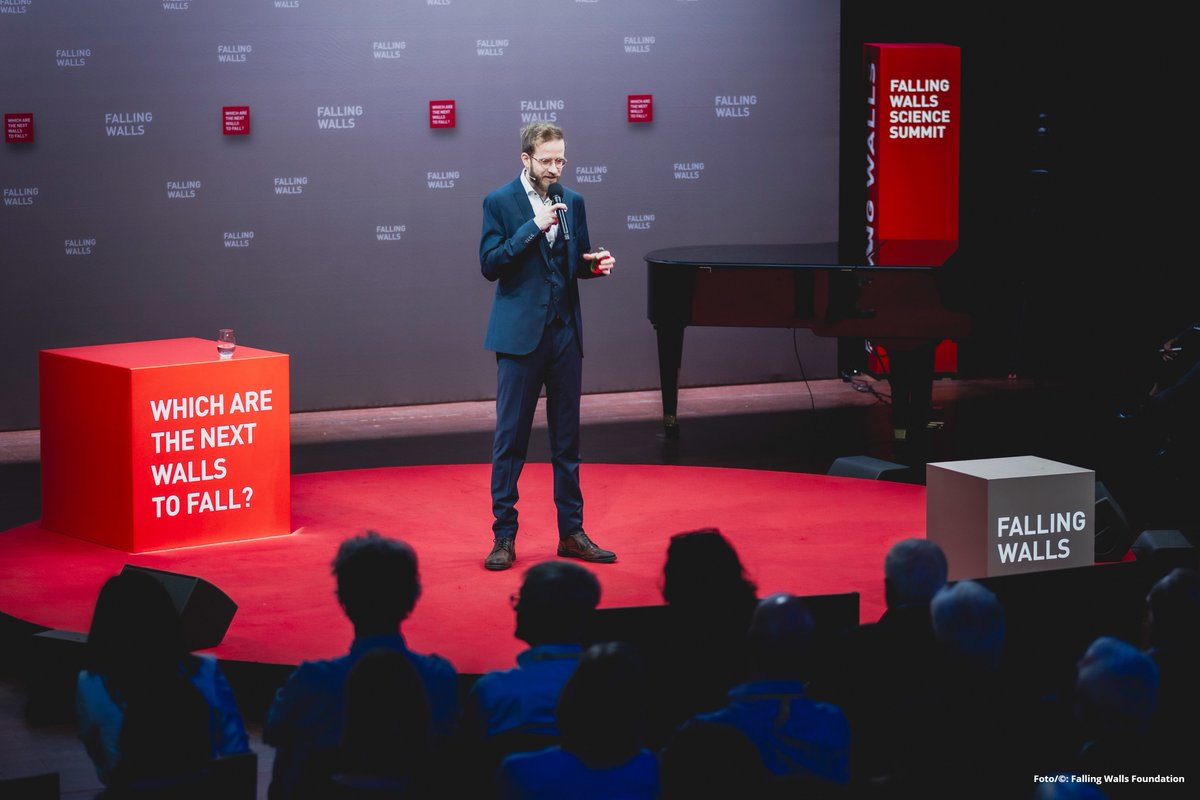 Universität Mainz (@uni_mainz) on Twitter photo Libor Šmejkal ist Preisträger des "#FallingWalls Science Breakthrough of the Year 2023" in Naturwissenschaften / Auszeichnung für #Physiker der JGU für bahnbrechende Forschung zu magnetischen Phänomenen presse.uni-mainz.de/libor-smejkal-… <a href="/SPICE_Mainz/">SPICE</a> <a href="/Falling_Walls/">Falling Walls</a> Libor Šmejkal ist Preisträger des "#FallingWalls Science Breakthrough of the Year 2023" in Naturwissenschaften / Auszeichnung für #Physiker der JGU für bahnbrechende Forschung zu magnetischen Phänomenen presse.uni-mainz.de/libor-smejkal-… <a href="/SPICE_Mainz/">SPICE</a> <a href="/Falling_Walls/">Falling Walls</a>
