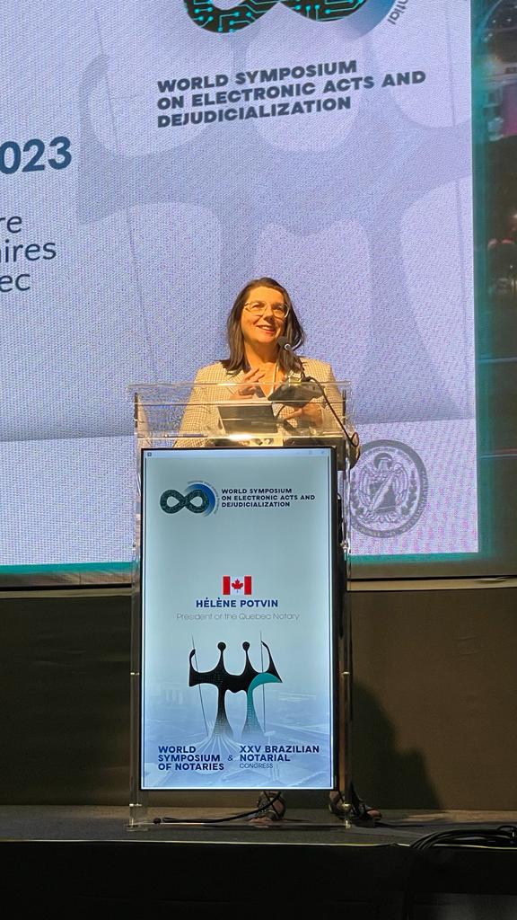 Hélène Potvin, présidente de @NotairesQc nous présente la nouvelle loi du Québec sur la comparution notariale à distance et les actes sur supports numériques, avec un nouveau greffe (minutier) numérique qui opérationnel en 2025.