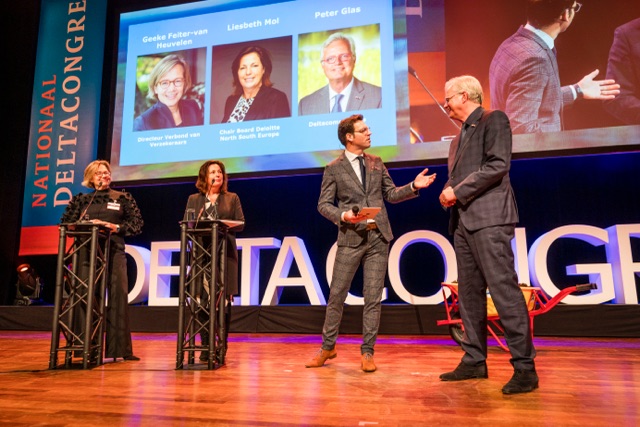 Vandaag publiceerde <a href="/deloitte/">Deloitte</a> haar onderzoeksrapport naar #klimaatadaptatie in Nederland. Het werd tijdens het #Deltacongres2023 overhandigd aan <a href="/delta_comm/">Deltacommissaris (DC)</a> Peter Glas. Lees het rapport hier: bit.ly/3Sz9eVJ
#klimaatbestendig #rotterdam #resilience