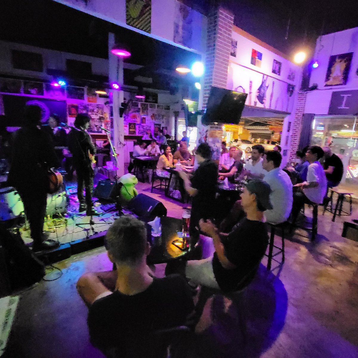 MadBulldogBKK's tweet photo. #FullHouse #BangkokBeatles #LiveMusic #PraKhanong #DrinkEatRock #Thursday https://t.co/uSX72K2ewB