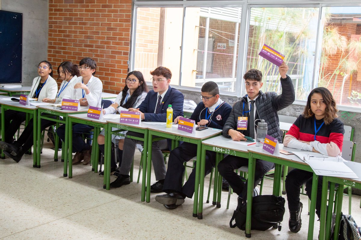 Educacionbogota's tweet photo. 💡‘¡Simonu te emociona y nos inspira!’, 584 estudiantes y 100 docentes de colegios públicos y privados de Bogotá, Cundinamarca, Boyacá, Tolima, Bolívar y Panamá dialogaron y llegaron a consensos sobre temas de impacto en la ciudad en @SimonuBogota.💥 https://t.co/caRX6j1FNM https://t.co/WIV5UMmOTY
