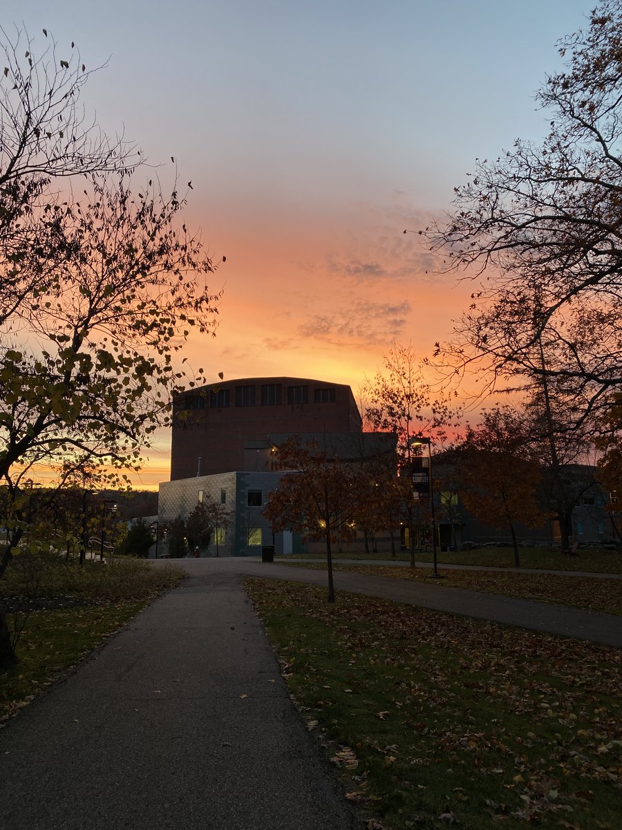 Nights like these😍This sunset was from yesterday evening. When was your favorite time for photos on campus?