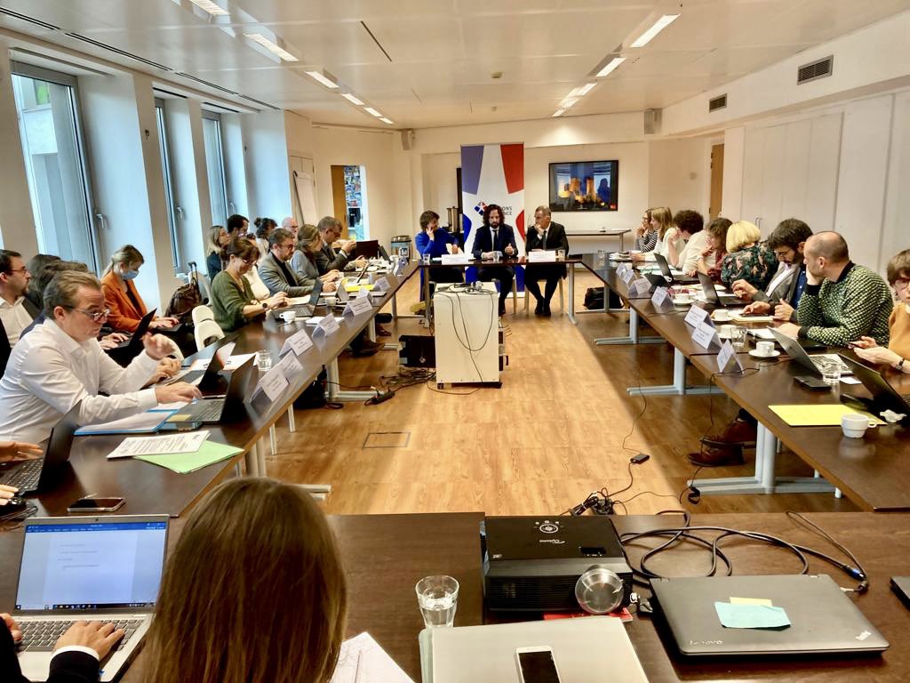 Regionsdefrance's tweet image. Déplacement de la Commission #TransitionÉcologique de @Regionsdefrance à #Bruxelles sur les enjeux du Pacte vert européen 👉le président @gilesSimeoni et les élus ont porté la voix des Régions pour un dialogue plus nourri avec les acteurs régionaux et locaux✅
(1/2)⬇️