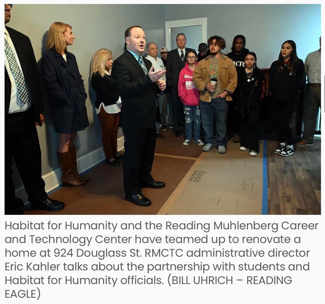 RdgMuhlCTC's tweet photo. RMCTC students are teaming up with Habitat for Humanity of Berks County to renovate a house at 924 Douglass St!

Students will remodel the kitchen &amp; bathroom, upgrade to more energy-efficient windows, replace the boiler and undertake other tasks.

📷: Reading Eagle https://t.co/XFrLulRU15