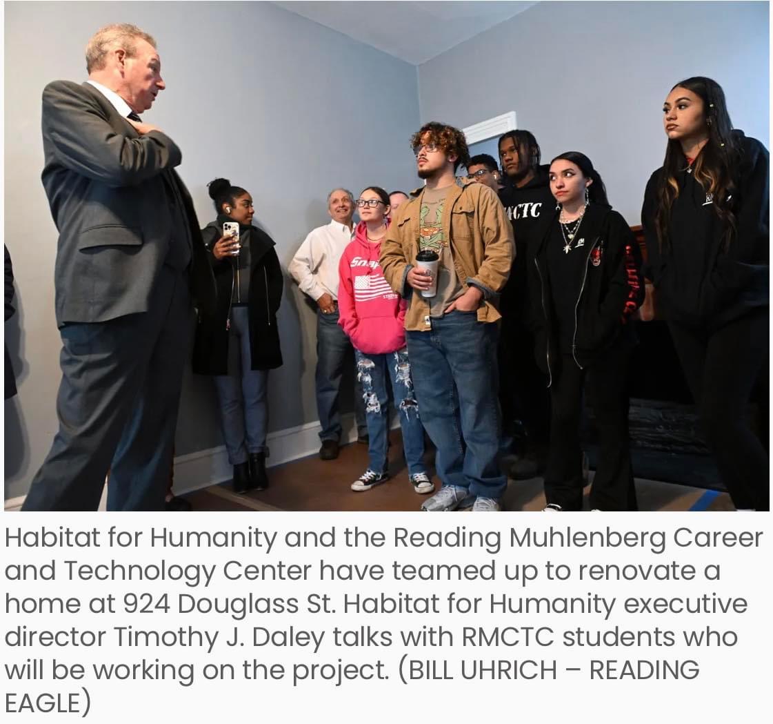 RdgMuhlCTC's tweet photo. RMCTC students are teaming up with Habitat for Humanity of Berks County to renovate a house at 924 Douglass St!

Students will remodel the kitchen &amp; bathroom, upgrade to more energy-efficient windows, replace the boiler and undertake other tasks.

📷: Reading Eagle https://t.co/XFrLulRU15