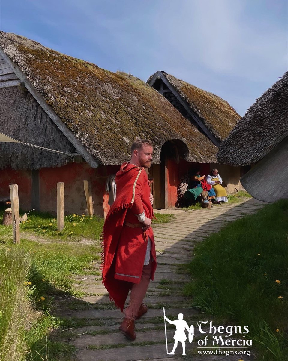 …(slightly anachronistic) early #Anglosaxon costumes & posing among the fabulous reconstructed buildings. 

#livinghistory #migrationperiod #ironage #vikingage #reenactment #historiccostume #lotr #beowulf #valhalla #vendelperiod #lateantiquity #earlymedieval