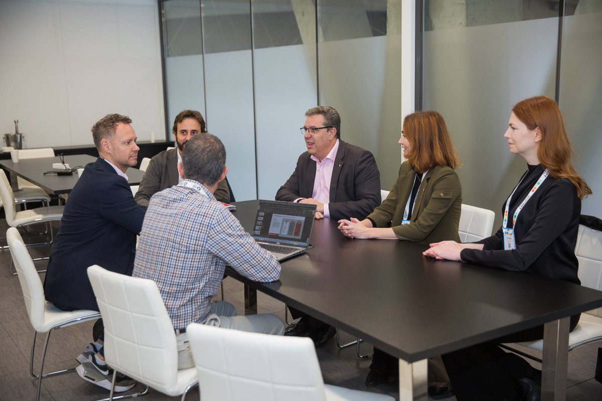 gencatdigital's tweet image. 👉 A l’@smartcityexpo, el secretari @sergimarcen es reuneix amb el director de l’Oficina de Digitalització i Ciberseguretat de Poznan i altres representants de Polònia, per compartir els reptes de digitalització i ciberseguretat que afrontem des del @govern.
#SCEWC23