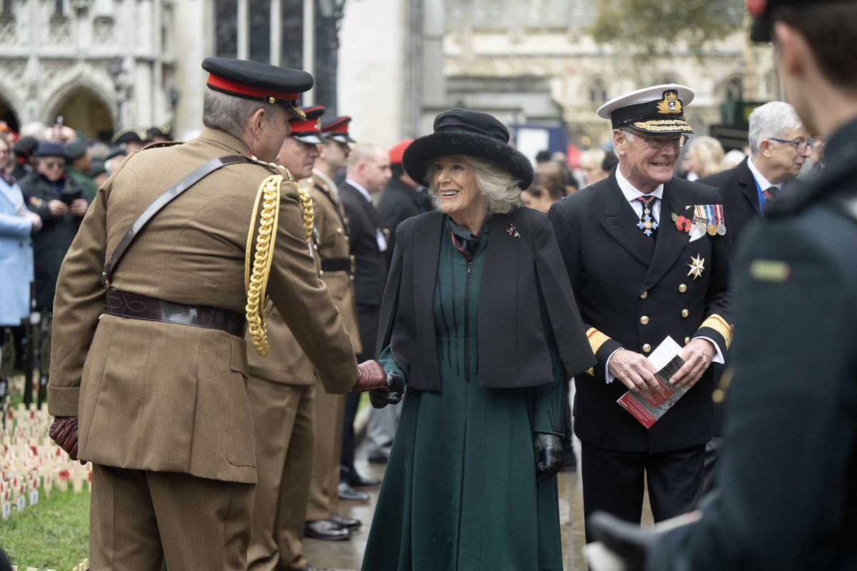 RoyalFamily's tweet photo. At the 95th Field of Remembrance this morning, The Queen planted a Cross of Remembrance and met veterans and serving military personnel at Westminster Abbey.

Since 1928, the land outside @wabbey has been used as a place for people to plant a cross in memory of a loved one. https://t.co/E7bi9tdL9p