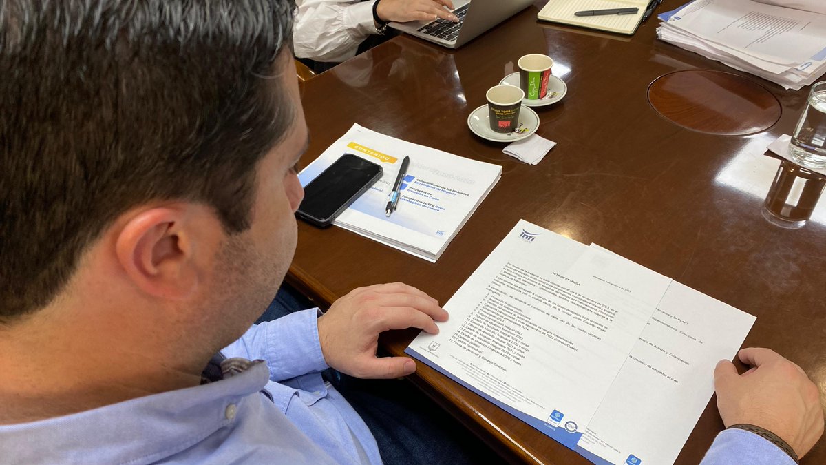 Infi_Manizales's tweet photo. #Empalme | Comenzamos con el gobierno municipal entrante un ejercicio riguroso y respetuoso de empalme institucional. A los cuatro delegados del alcalde electo, entregamos toda la información de la entidad, desde sus orígenes, hasta los grandes logros obtenidos a la fecha. https://t.co/PzBk4yI2OZ