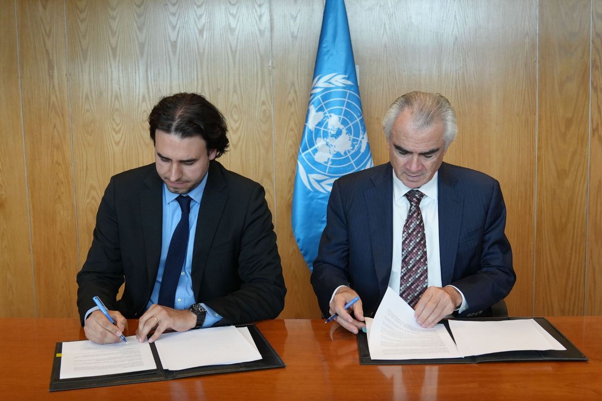 ParlAmericas's tweet photo. Hoy celebramos la firma de un memorando entre ParlAmericas y la @cepal_onu, con el objetivo de fortalecer nuestra alianza y continuar colaborando en apoyar el trabajo parlamentario hacia una región más sostenible. 🤝#AlianzasParaLograrLosObjetivos #ODS17 https://t.co/mplHXtlQsN