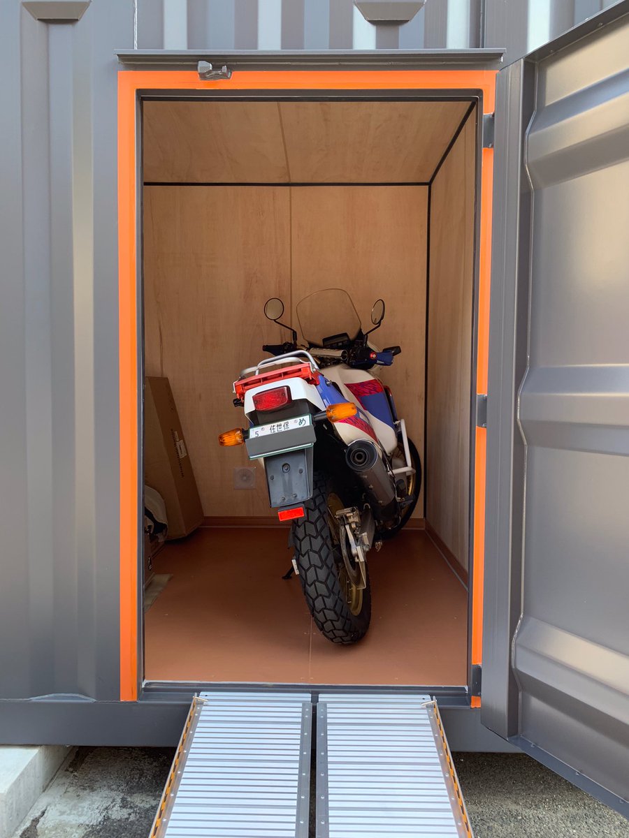 AfricaTwin92's tweet photo. #アフリカツイン #AfricaTwin #XRV750 #RD04
#レンタル倉庫 #トランクルーム #レンタルボックス
格納庫借りました。
バイク全長230㎝に対して奥行221㎝しかなかったけど、ハンドル切って入れたらギリギリ入りました。 https://t.co/sun9G8gPt2