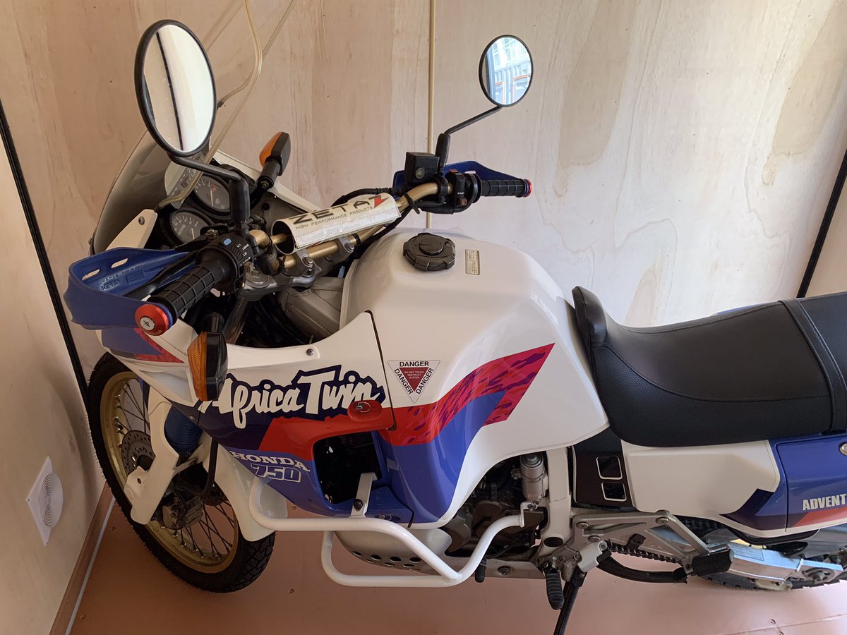 AfricaTwin92's tweet photo. #アフリカツイン #AfricaTwin #XRV750 #RD04
#レンタル倉庫 #トランクルーム #レンタルボックス
格納庫借りました。
バイク全長230㎝に対して奥行221㎝しかなかったけど、ハンドル切って入れたらギリギリ入りました。 https://t.co/sun9G8gPt2
