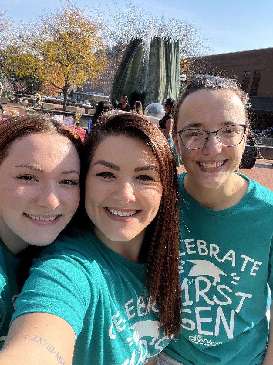 SSSMarshallU's tweet image. First Gen Day was a blast! Thank you all for stopping by yesterday. Check out our Facebook page for the selfie signs pictures and more 💚 @ Student Support Services at Marshall University 

#sssmarshallu #wvtrio #IAmFirstGen #FirstInTheHerd #CelebrateFirstGen