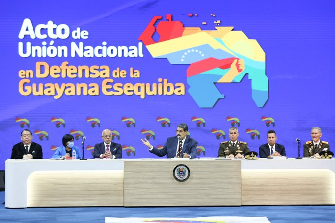 mippci_ven's tweet photo. 📢¡𝐀𝐬í 𝐥𝐨 𝐃𝐢𝐣𝐨!  🇻🇪
Pdte. @NicolasMaduro: Hay una controversia pendiente que no la ha resuelto ningún Laudo y que se debe tratar por los caminos de la diplomacia.
#NoRobaránNuestraTierra https://t.co/wRGSUczErF