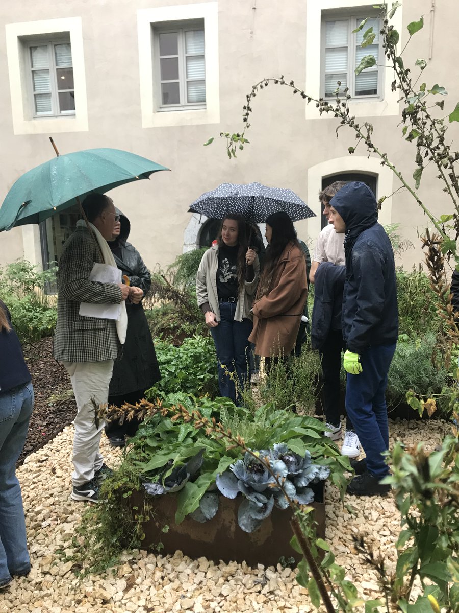 LMSchlenker's tweet image. Cet après-midi les M1 @CcstMaster découvrent le jardin du cloitre du couvent Sainte Cécile, recréé comme au 17ème siècle. Un projet de patrimonialisation  mené par Aurélie Perret du Fonds Glénat @Glenat et Serge Krivobok, directeur du jardin Dominique Villars @UGrenobleAlpes.