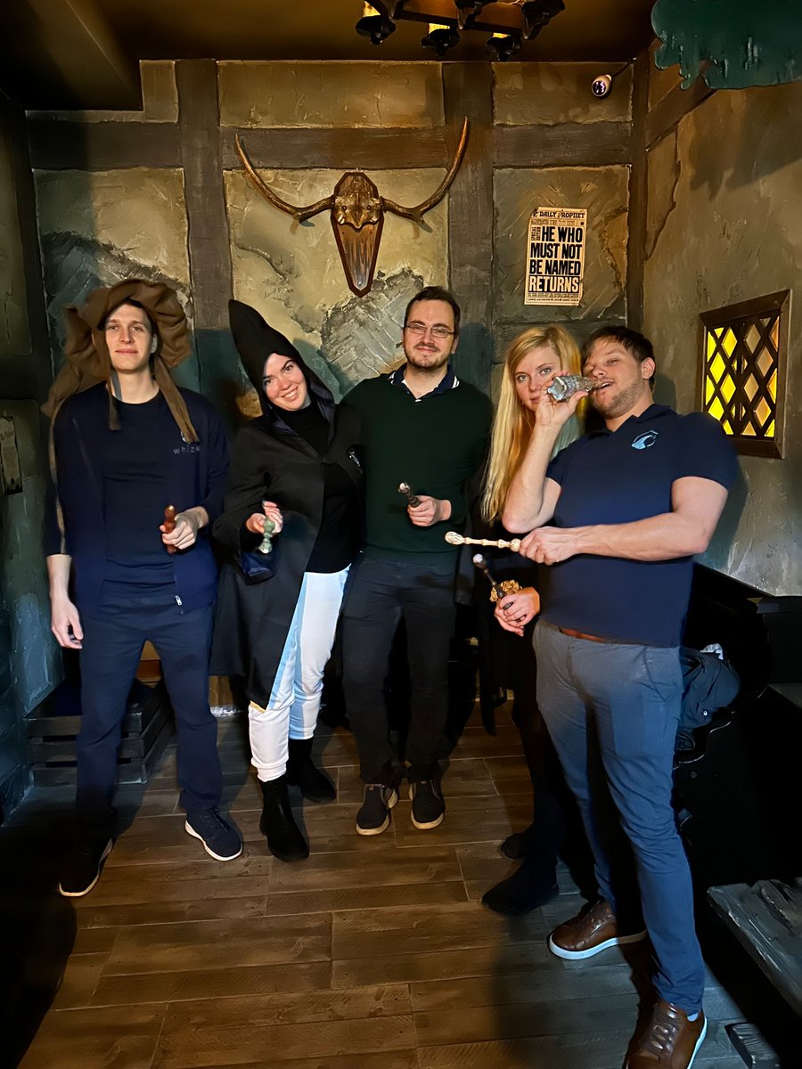 WhizUs_'s tweet image. Beim #Teamevent diese Woche ging es in einen Escape Room, wo wir gemeinsam teils doch sehr knifflige Herausforderungen meistern mussten 🔑
🧵