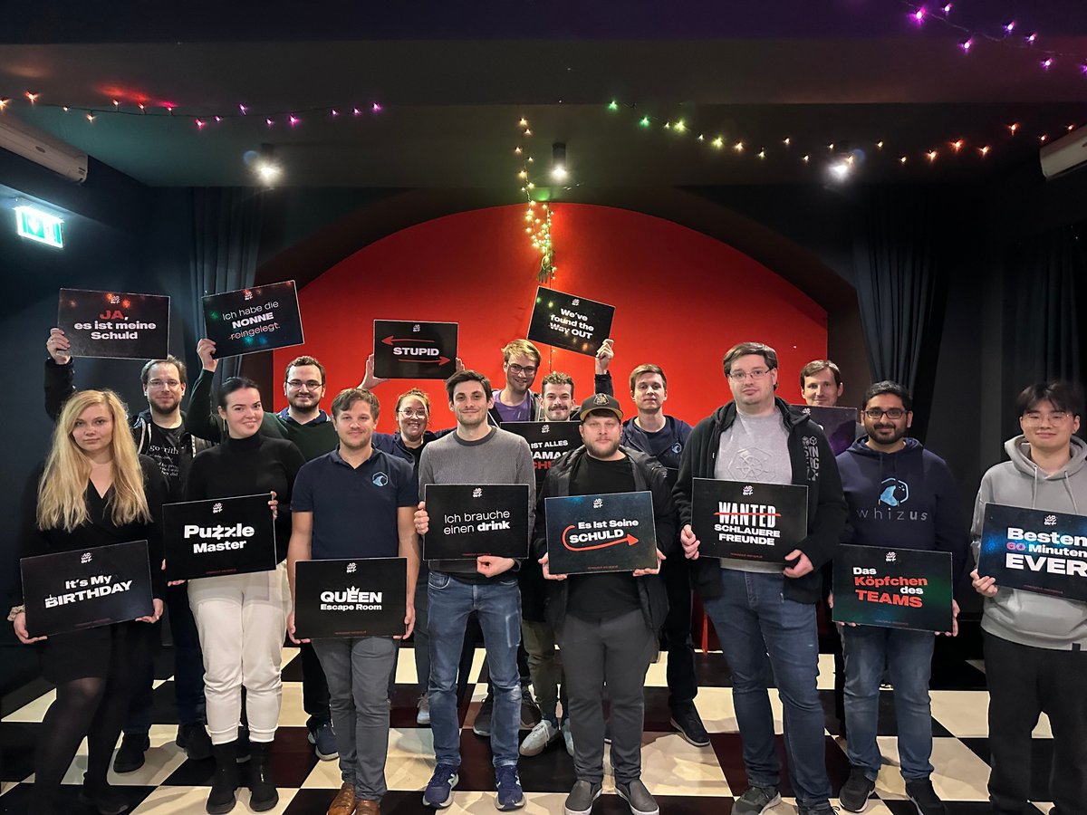 WhizUs_'s tweet image. Beim #Teamevent diese Woche ging es in einen Escape Room, wo wir gemeinsam teils doch sehr knifflige Herausforderungen meistern mussten 🔑
🧵