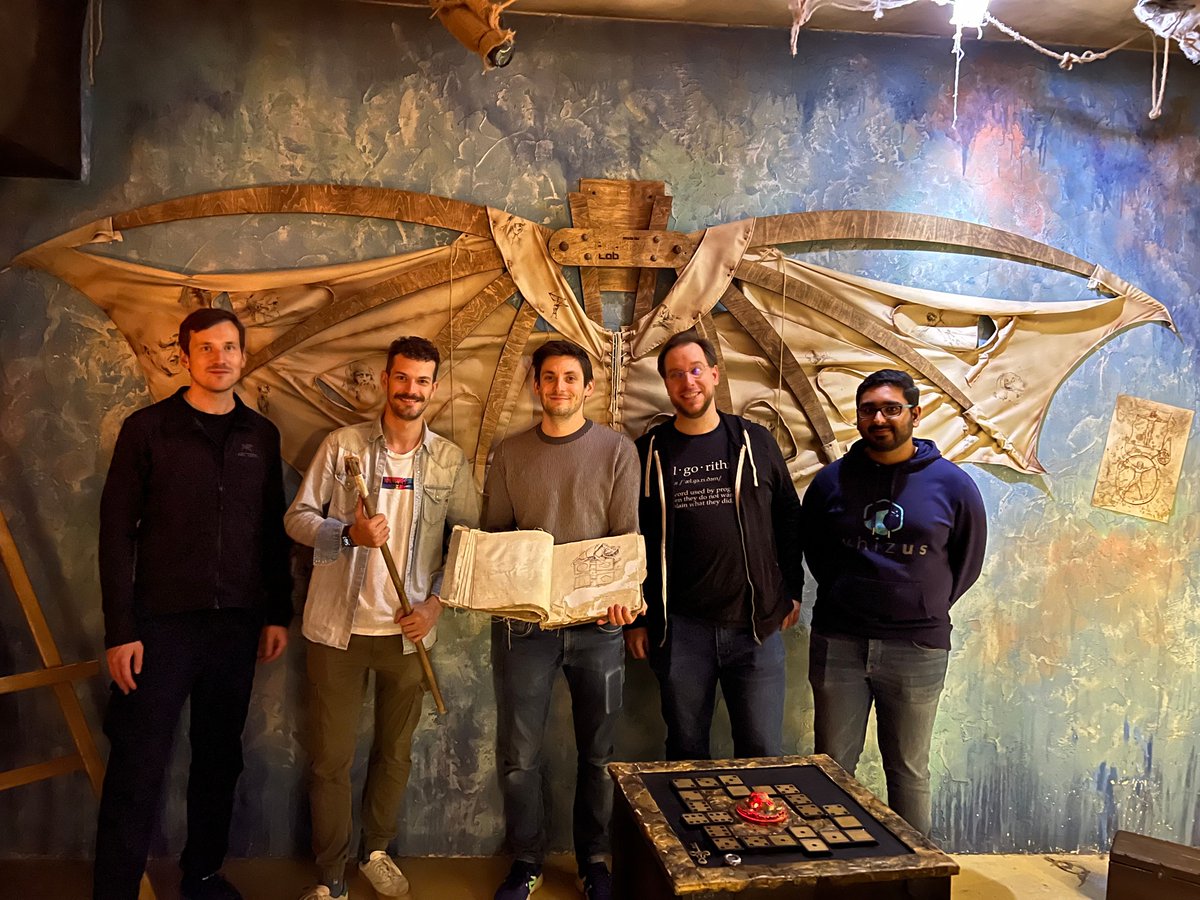 WhizUs_'s tweet image. Beim #Teamevent diese Woche ging es in einen Escape Room, wo wir gemeinsam teils doch sehr knifflige Herausforderungen meistern mussten 🔑
🧵