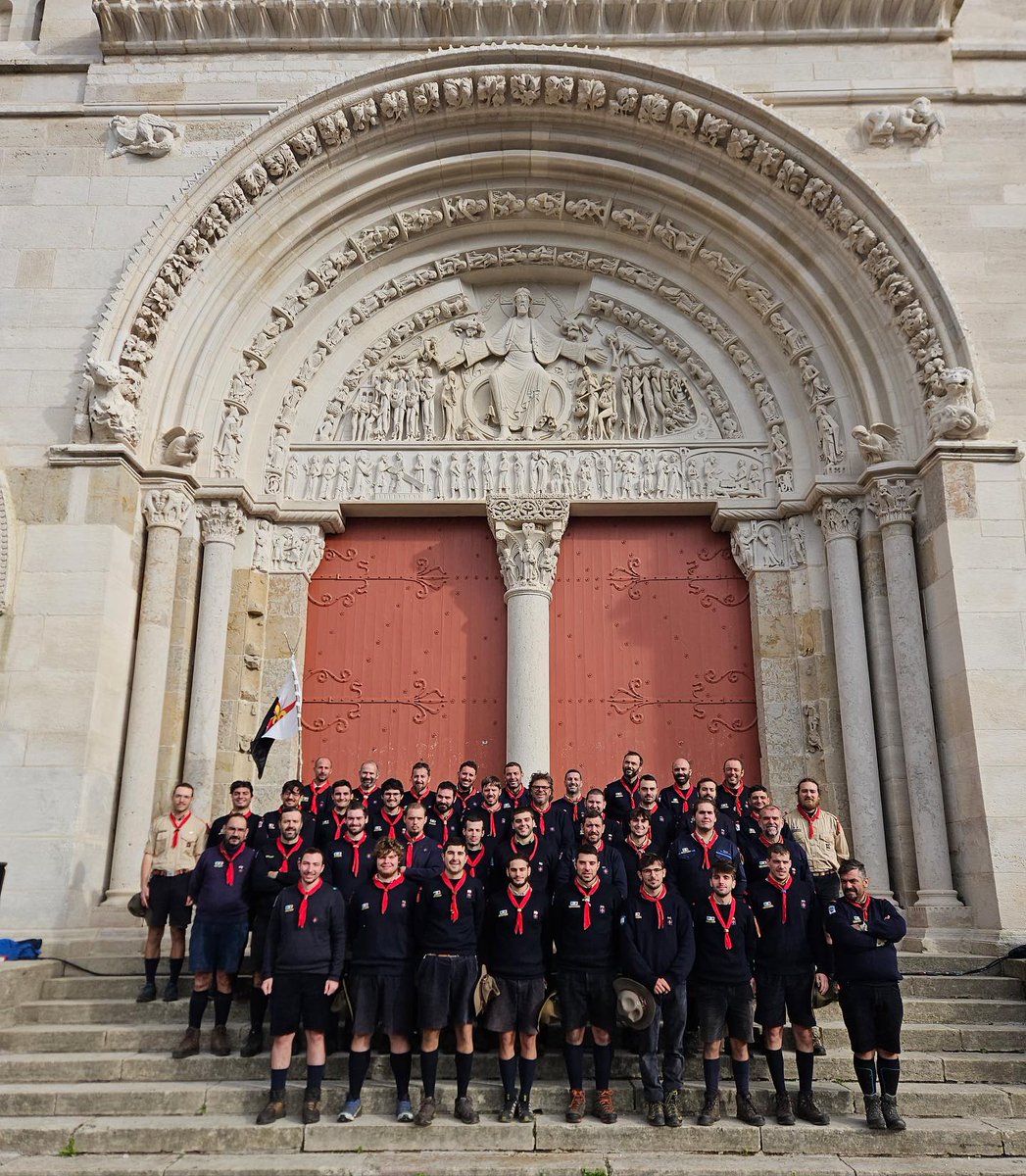 Momento storico per l'associazione italiana Guide e #Scouts d'#Europa :

i campi  scuola di formazione capi di 1° e 2° Tempo Rover da poco conclusi a Vézelay, Borgogna, #Francia, nel contesto dell'incontro dei Routier francesi